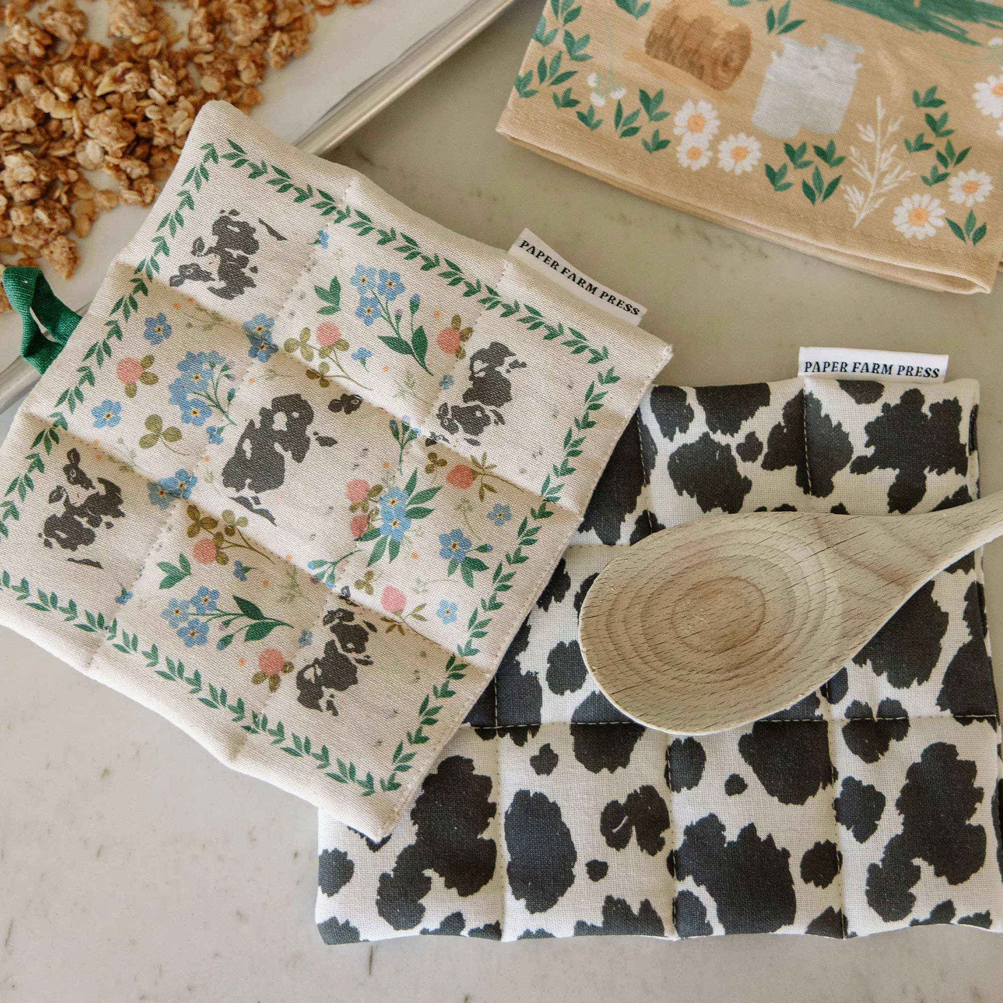 Milk Cows & Flowers Pot Holder Set