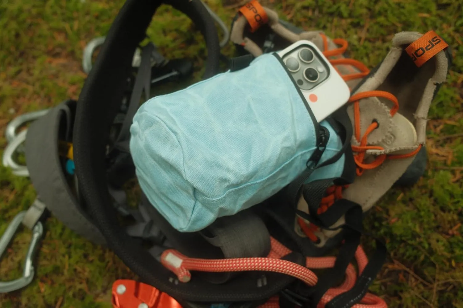 Waxed Canvas Chalk Bag for Rock Climbing, Bouldering Chalk Bucket with Belt, Waterproof, Zippered Pocket - Perfect Rock Climbing Gear, Equipment for Indoor/Outdoors