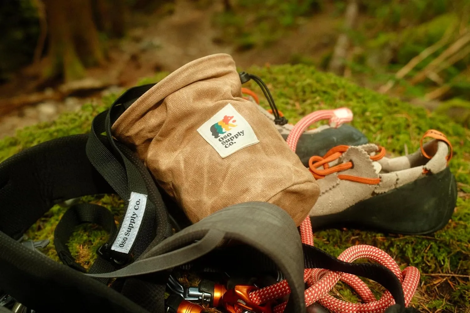 Waxed Canvas Chalk Bag for Rock Climbing, Bouldering Chalk Bucket with Belt, Waterproof, Zippered Pocket - Perfect Rock Climbing Gear, Equipment for Indoor/Outdoors